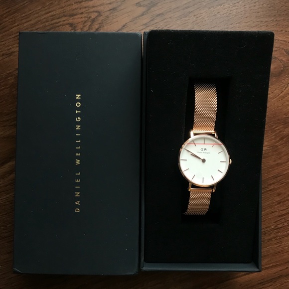 Daniel Wellington Accessories - Daniel Wellington Petite Melrose 28mm Gold